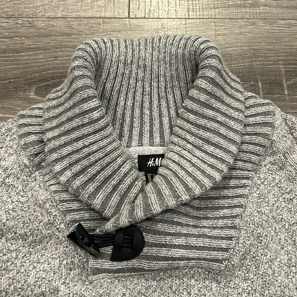 Collar sweater with toggle button - Picture 2 of 3
